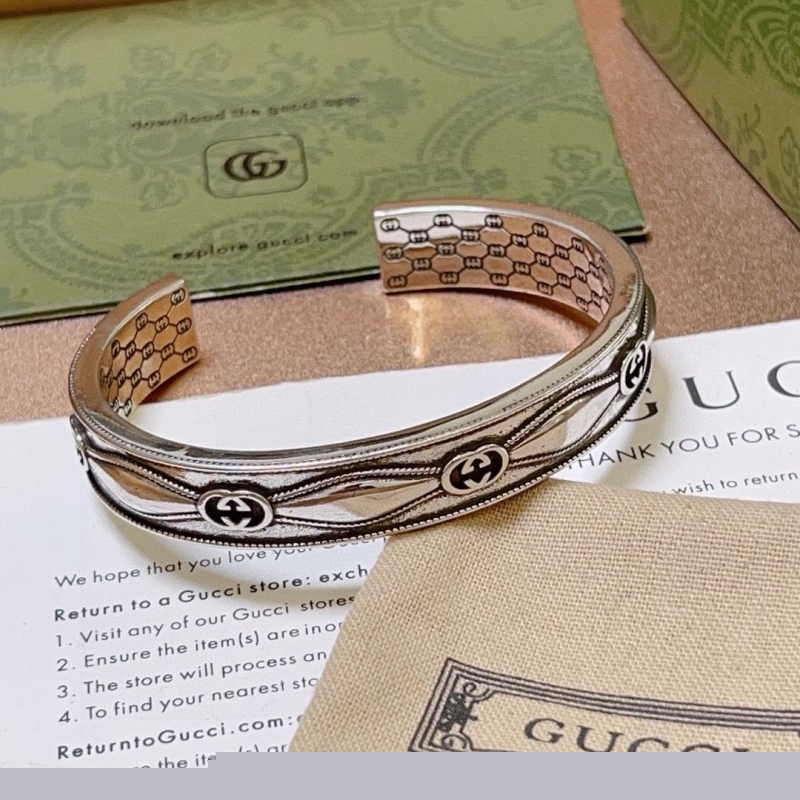 G*u*i bracelets